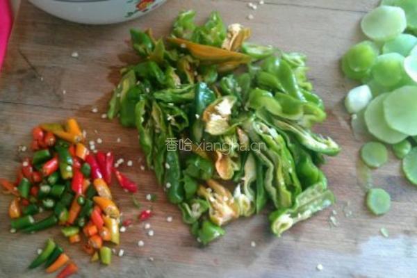 开胃辣椒肉片的做法图解1
