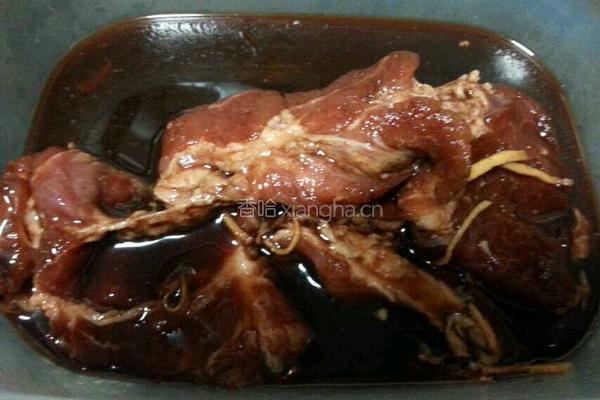 电饭煲做叉烧的做法图解1