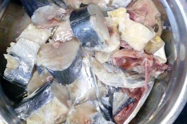 豆瓣酱焖鱼的做法图解1