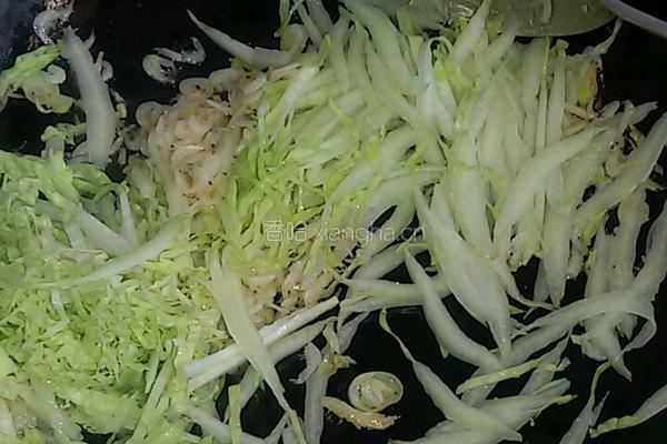 大白菜虾皮骨汤烩饼的做法图解2