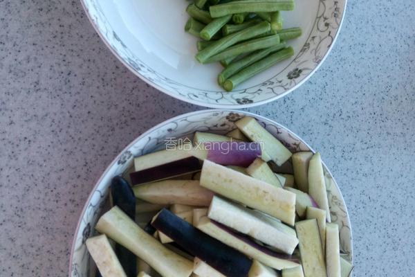 茄子炒豇豆的做法图解1