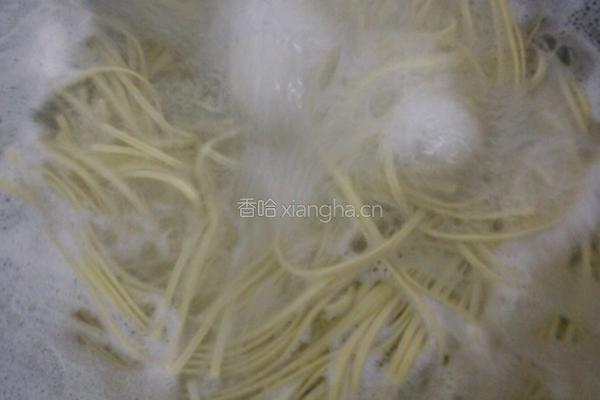 辣椒肉拌面的做法图解1