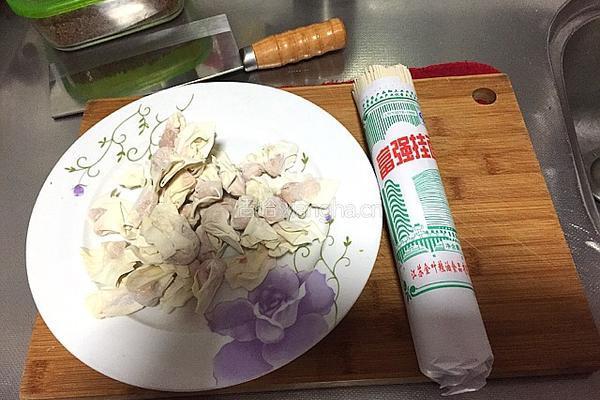 青菜香肠馄饨面的做法图解2