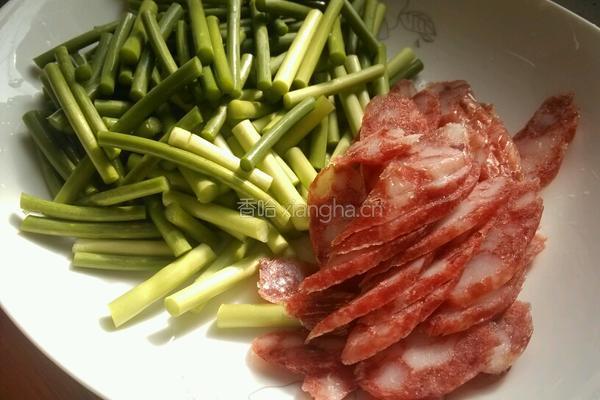 蒜苔炒腊肠的做法图解1