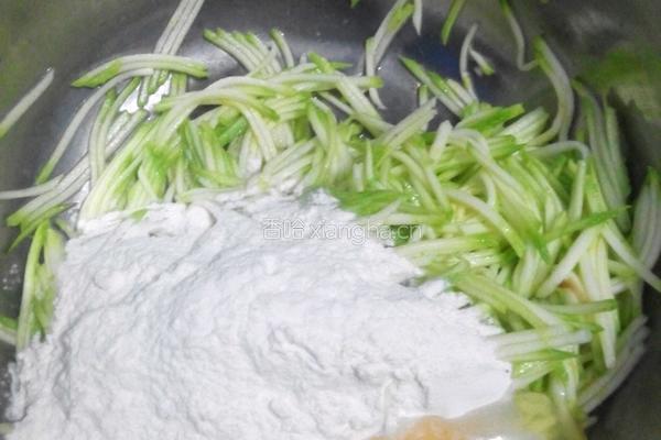 西葫芦丝煎饼的做法图解1