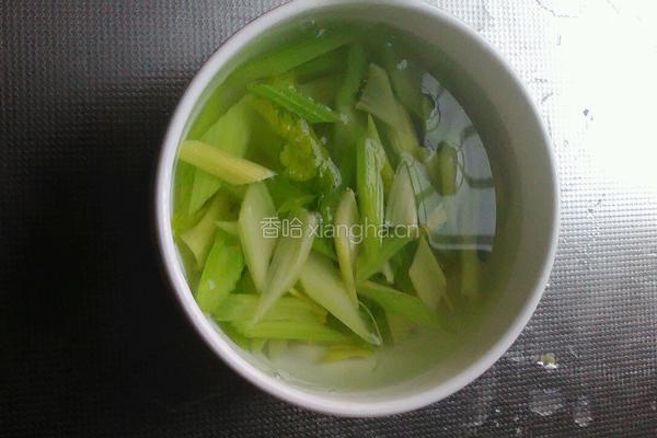 西芹炒腐竹的做法图解1