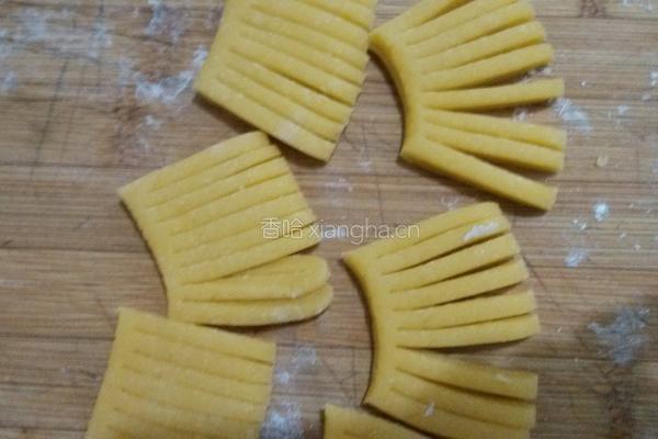 蛋黄菊花馓的做法图解7
