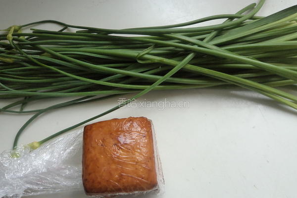 韭菜苔炒香干的做法图解1