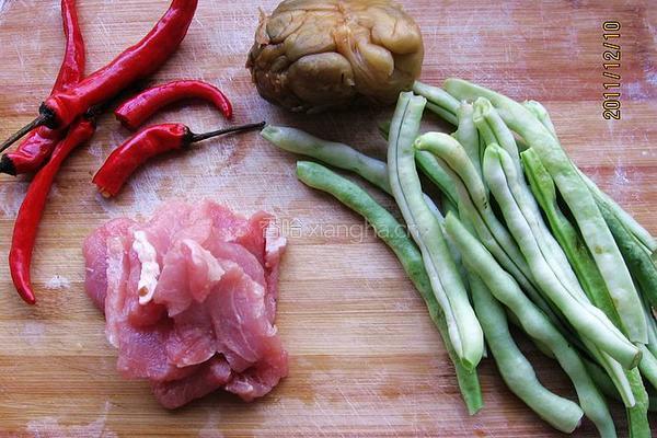 榨菜肉末四季豆的做法图解1