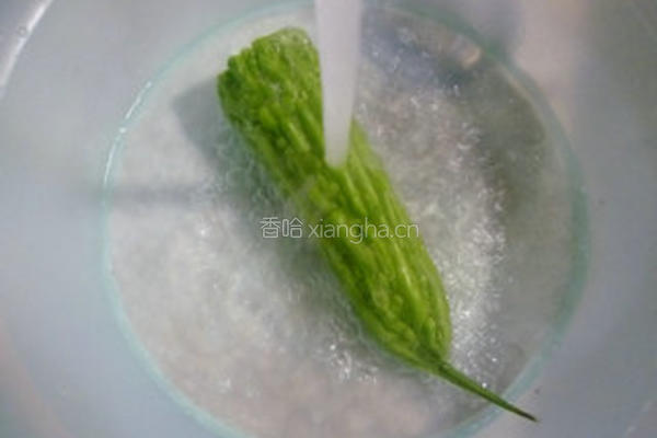 榨菜炒苦瓜的做法图解2
