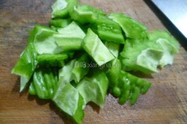 榨菜炒苦瓜的做法图解3