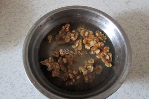 莴笋酿桃仁的做法图解2