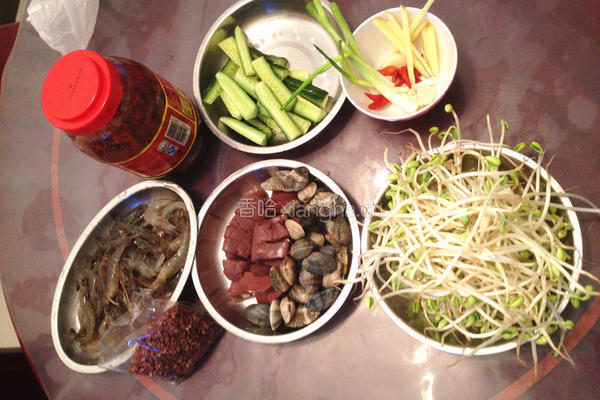 水煮三鲜的做法图解1
