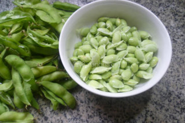 青椒榨菜炒毛豆的做法图解2