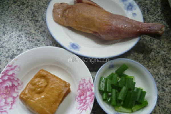 香干炒腊鸡腿的做法图解1
