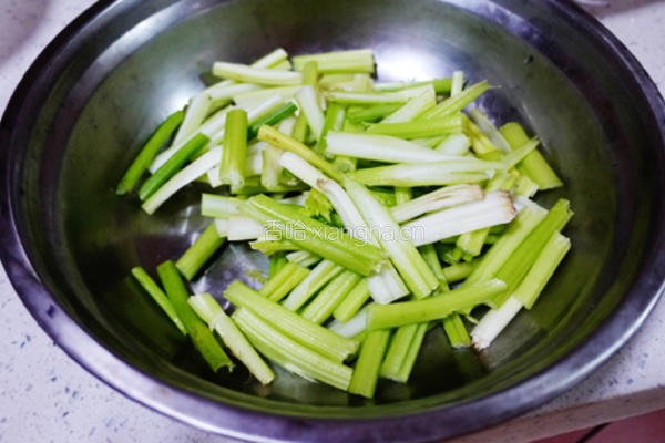 芹菜炒香干的做法图解1