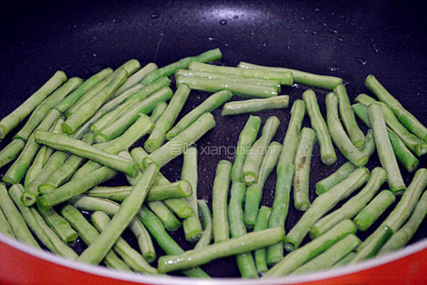 薯香干煸豇豆的做法图解2