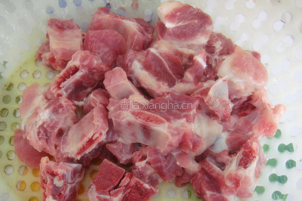 腐乳香菇蒸排骨的做法图解1