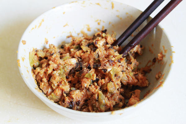 香菇肉末蒸酿豆腐的做法图解3