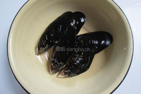 蒜蓉蒸贻贝的做法图解2