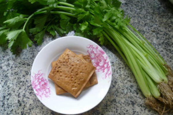 香干炒芹菜的做法图解1