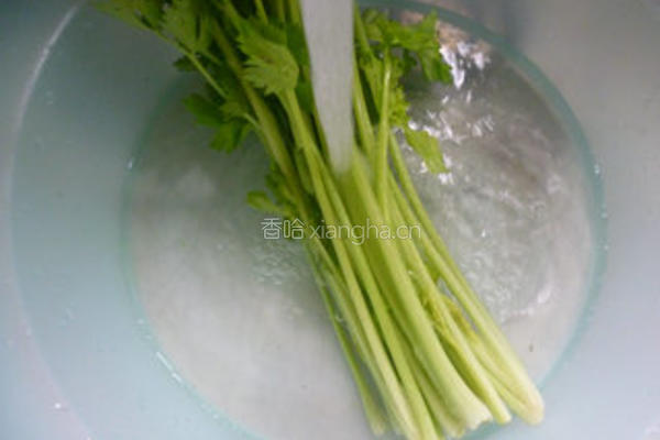 香干炒芹菜的做法图解2