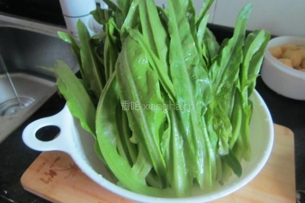 鲮鱼豆豉炒油麦菜的做法图解2