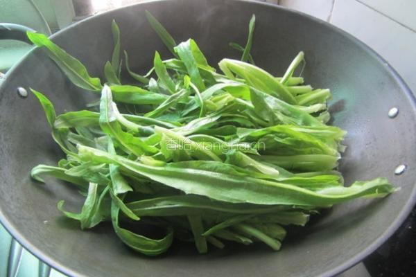 鲮鱼豆豉炒油麦菜的做法图解4