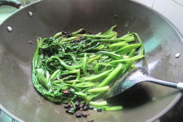 鲮鱼豆豉炒油麦菜的做法图解6