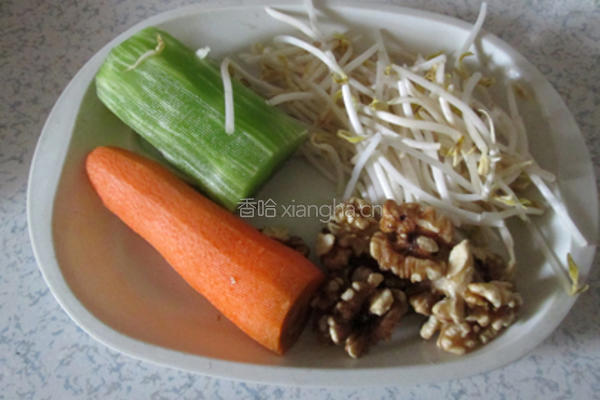 豆豉桃仁拌三丝的做法图解1