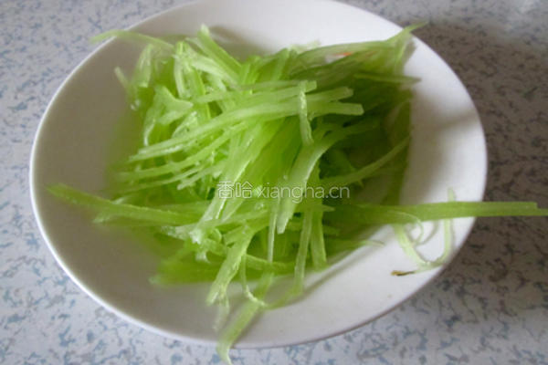豆豉桃仁拌三丝的做法图解5