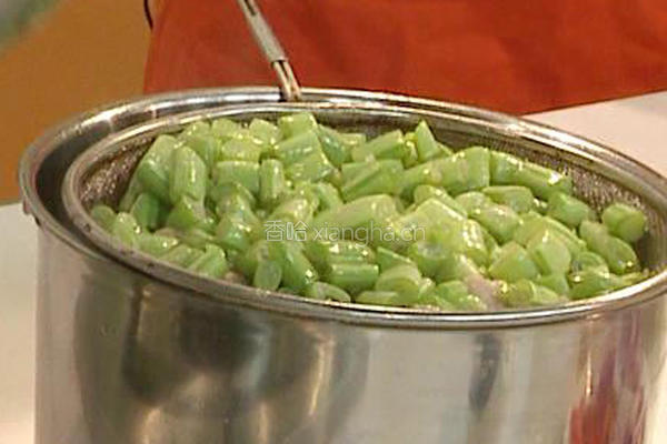 橄榄菜炒肉丁的做法图解3
