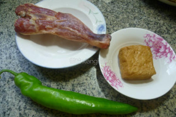 青椒香干炒腊鸡腿的做法图解1