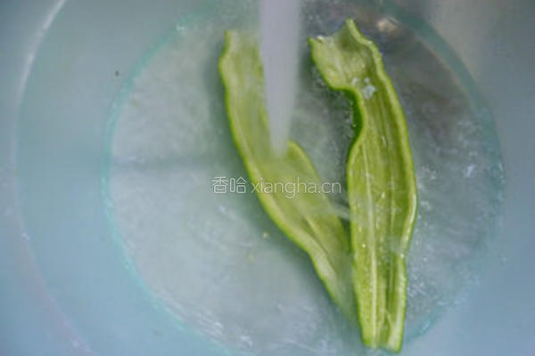 青椒香干炒腊鸡腿的做法图解2