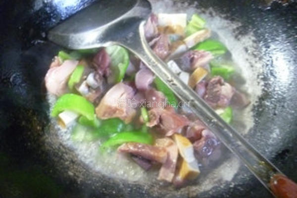 青椒香干炒腊鸡腿的做法图解9