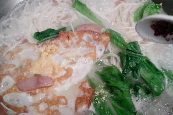 脆皮肠鸡蛋面的做法图解5