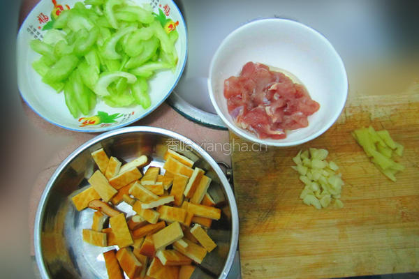 芹菜香干炒肉的做法图解1