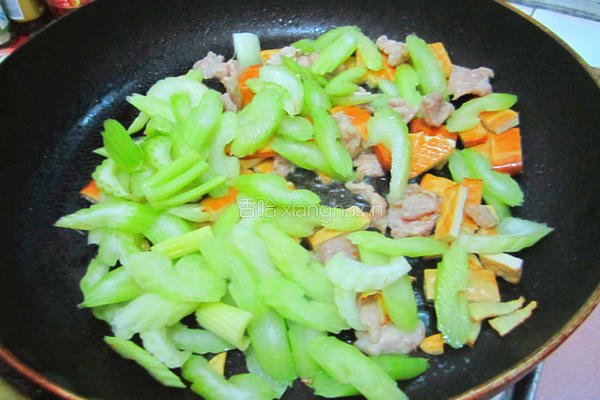 芹菜香干炒肉的做法图解6