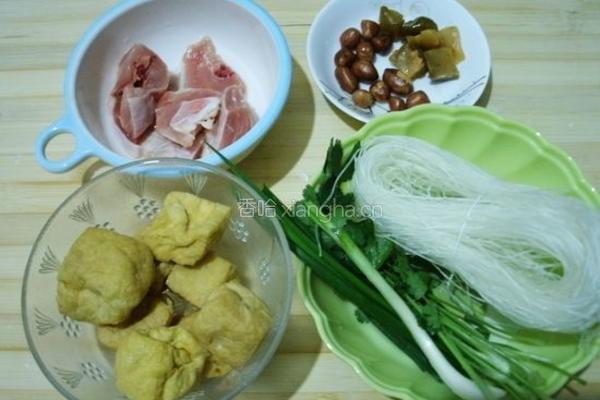 油豆泡粉丝鸡汤的做法图解1