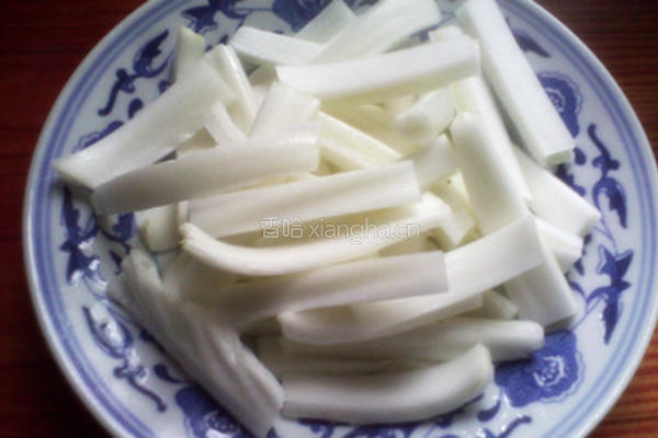 小炒香干白菜茎的做法图解3