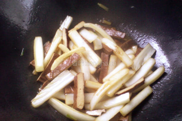 小炒香干白菜茎的做法图解8