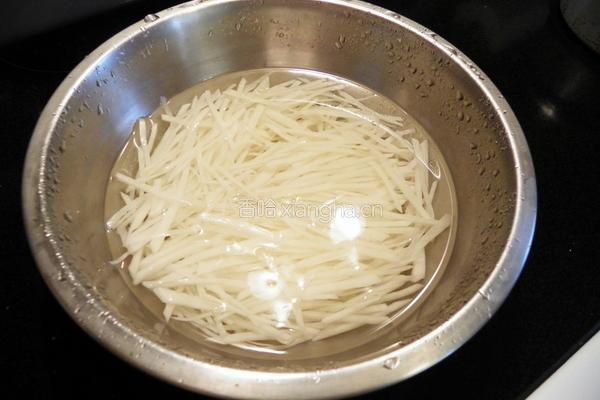 冬菇芹菜土豆丝的做法图解1