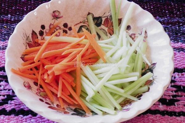 冬菇芹菜土豆丝的做法图解2