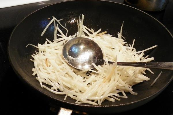 冬菇芹菜土豆丝的做法图解6