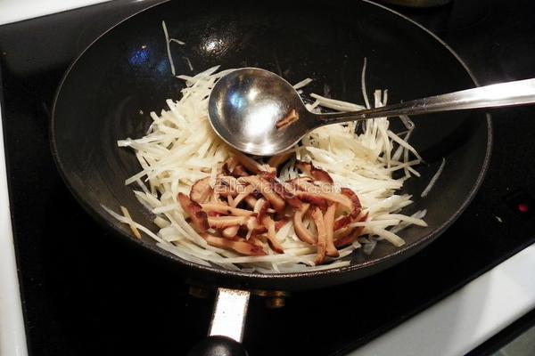 冬菇芹菜土豆丝的做法图解8