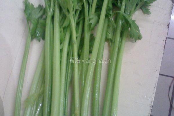 香干炒西芹的做法图解1