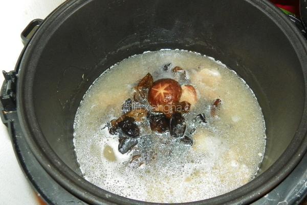 冬菇瘦肉木耳汤的做法图解4