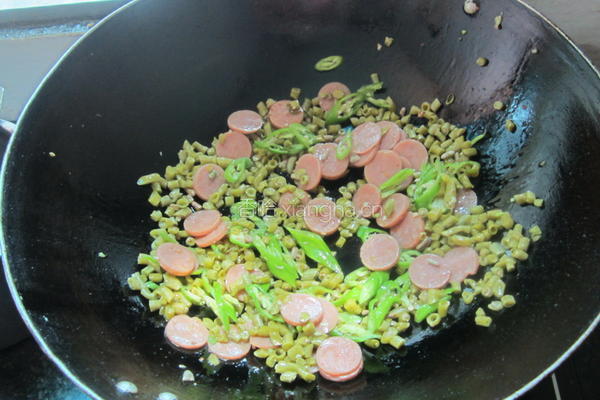 咸豆角炒肉花肠的做法图解6