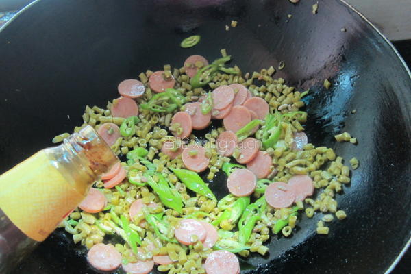 咸豆角炒肉花肠的做法图解7