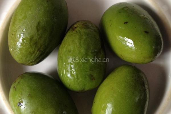 青橄榄排骨汤的做法图解1